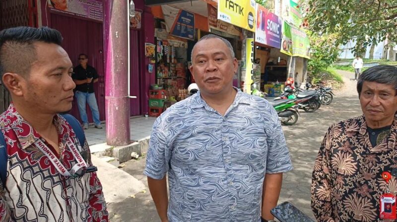 Foto: Disela wawancara kepada investor tengah Budi Susilo kiri, Didik Prasetiyo Selalu Dari PT. WEIYE BANGUN INDONESIA. Kanan Yoyok Sriyono selaku Pengagas awal untuk melanjutkan pembangunan pasar Jetis jumad/03/10/2025