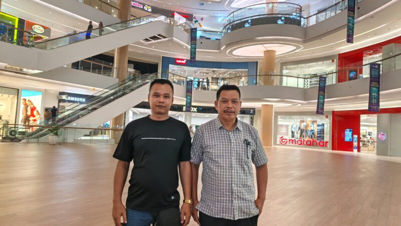 Foto : Kanan John L Sitomorang SH MH selaku kuasa hukum Suwarno. Didampingi kiri partner iskandar