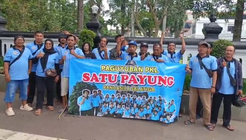 Foto : Setelah menyalurkan Jumad Berkah oleh PKL paguyuban satu payung salatiga