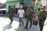Foto : ketika angota kodim 0714 Salatiga membagikan Bibit buah kepada salah satu warga