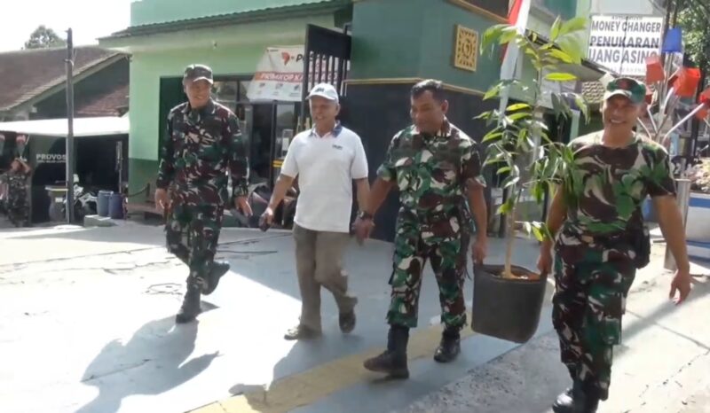 Foto : ketika angota kodim 0714 Salatiga membagikan Bibit buah kepada salah satu warga