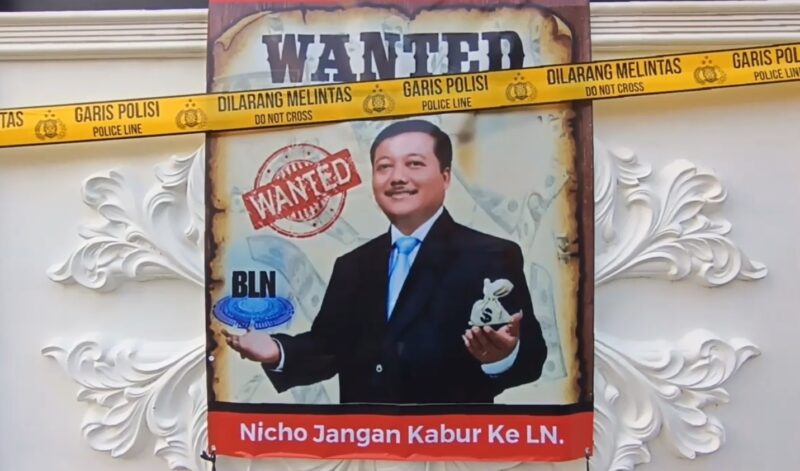 Foto: rumah milik pimpinan Koperasi BLN, Nicholas Nyoto Prasetyo, yang berlokasi di Jalan Merdeka Selatan Nomor 54, Kecamatan Sidorejo, Kota Salatiga.yang Disegel Para Korban dan polres Salatiga 