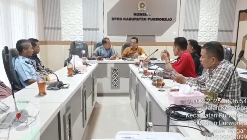 Foto : Ketika orang tua siswa menyampaikan keluh kesahnya kepada DPRD porworejo