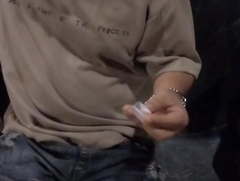 Foto istimewa ketika warga memergoki pemuda mengedarkan obat yang diduga golongan G 