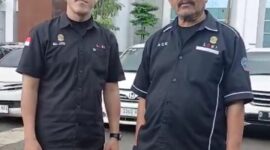 Foto : kiri Joe selaku kariawan 
PT Universal Indo Persada (Uni Group) Yang Di Dampingi kuasa hukumnya y Joko tirtono SH ketika melaporkan Ke propam Polda jabar