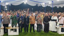 Foto yang nampak kemeriahan 