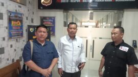 Foto: John L Sitomorang SH MH ketika memberikan keterangan kepada wartawan 