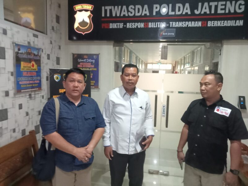 Foto: John L Sitomorang SH MH ketika memberikan keterangan kepada wartawan 