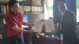 Foto : kanan Johnson Erwin Sitohang, ketika bersama angota polsek