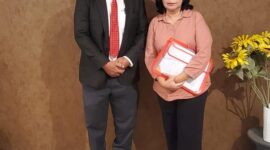 Foto : Kanan Paulina Chrysanti Situmeang, S.H., M.H. & John L Situmorang SH,.MH. Sebelah kiri