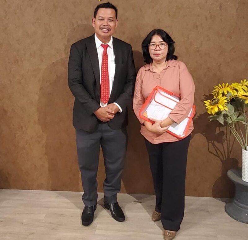 Foto : Kanan Paulina Chrysanti Situmeang, S.H., M.H. & John L Situmorang SH,.MH. Sebelah kiri