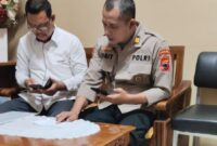 Foto : Kiro John L Sitomorang SH MH & oleh AKP Sigit dari Itwasda Polda Jateng, didampingi Sumarsono dan Eka. Ketika Memberikan penjelasan Senin 29/12/2025