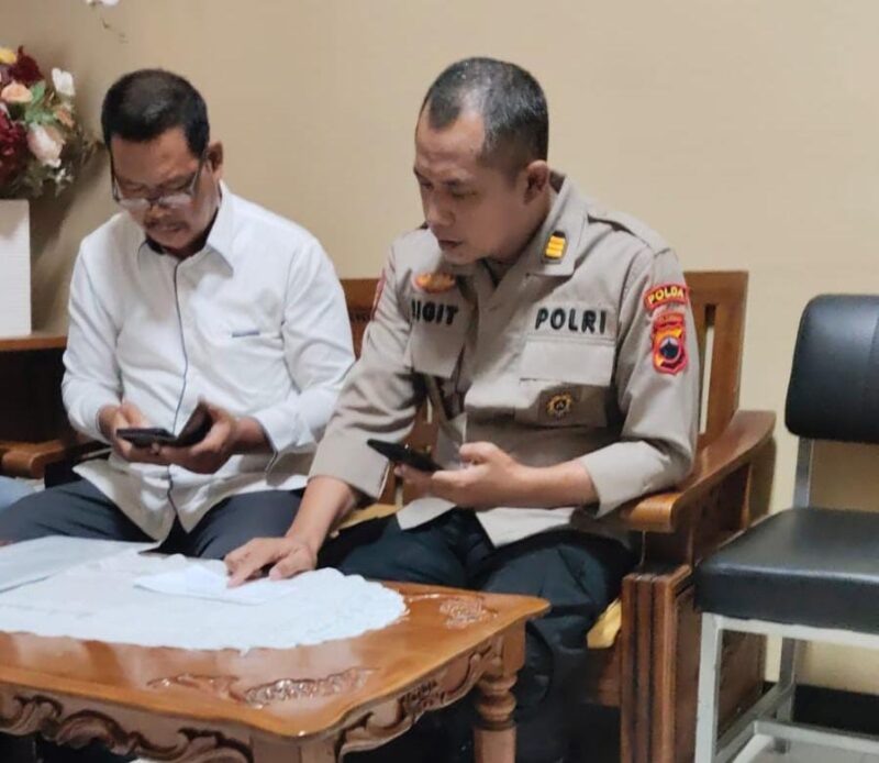 Foto : Kiro John L Sitomorang SH MH & oleh AKP Sigit dari Itwasda Polda Jateng, didampingi Sumarsono dan Eka. Ketika Memberikan penjelasan Senin 29/12/2025