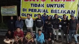 Foto : Sebagian Masyarakat yang Menolak pengambilan Batu kali Dikarenakan Berdampak Bencana alam Dikarenakan aliran sungai yang besar