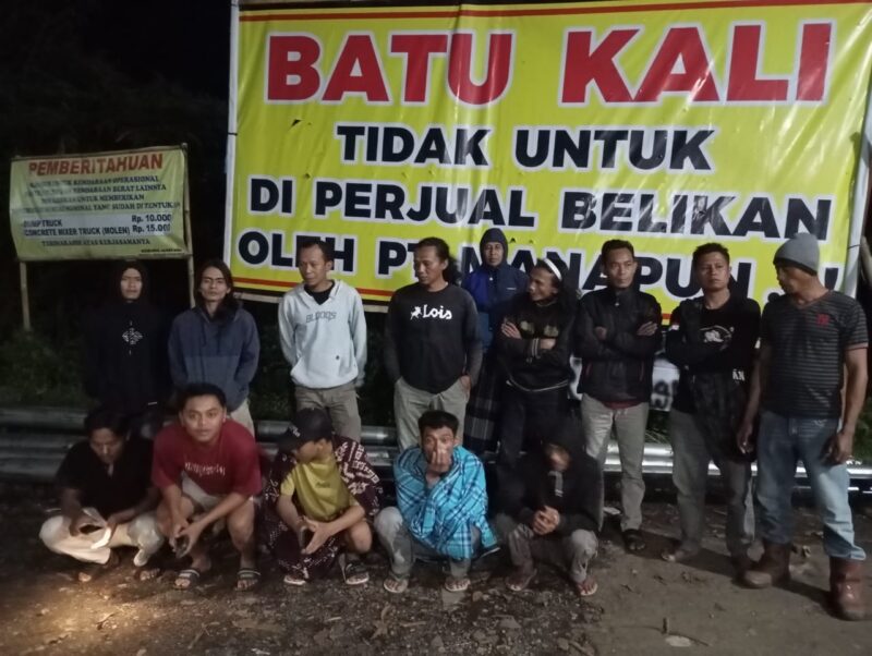 Foto : Sebagian Masyarakat yang Menolak pengambilan Batu kali Dikarenakan Berdampak Bencana alam Dikarenakan aliran sungai yang besar