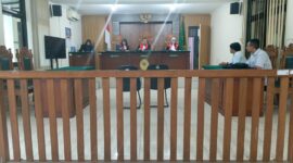 Foto : Ketika Sidang Pembuktian Berlangsung Dan pihak pengugat tidak Hadir dari undangan jam 9.00 sampai 12.20 Siang. Dari pantoan Awak media salah satu tim hukum penggugat Hadir Disela Penundaan Sidang nlNamun Tidak Membawa Berkas Sama sekali