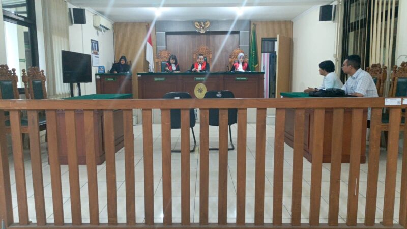 Foto : Ketika Sidang Pembuktian Berlangsung Dan pihak pengugat tidak Hadir dari undangan jam 9.00 sampai 12.20 Siang. Dari pantoan Awak media salah satu tim hukum penggugat Hadir Disela Penundaan Sidang nlNamun Tidak Membawa Berkas Sama sekali