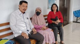 Foto : Nenek Sutapriyatun (kini berusia 72 tahun) Di Dampingi kuasa hukumnya John L Sitomorang SH MH 