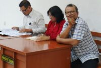 Foto ketika Bersidang kanan foto Donny Hutapea, Di Dampingi Kuasa hukum John L Sitomorang SH MH 