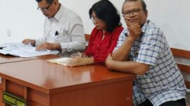 Foto ketika Bersidang kanan foto Donny Hutapea, Di Dampingi Kuasa hukum John L Sitomorang SH MH 