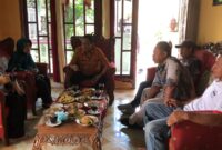 Poto petani dengan kelompok tani  di kantor Desa, Serta Hadir Hartono ketua gapoktan saat ditemui 