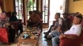 Poto petani dengan kelompok tani  di kantor Desa, Serta Hadir Hartono ketua gapoktan saat ditemui 