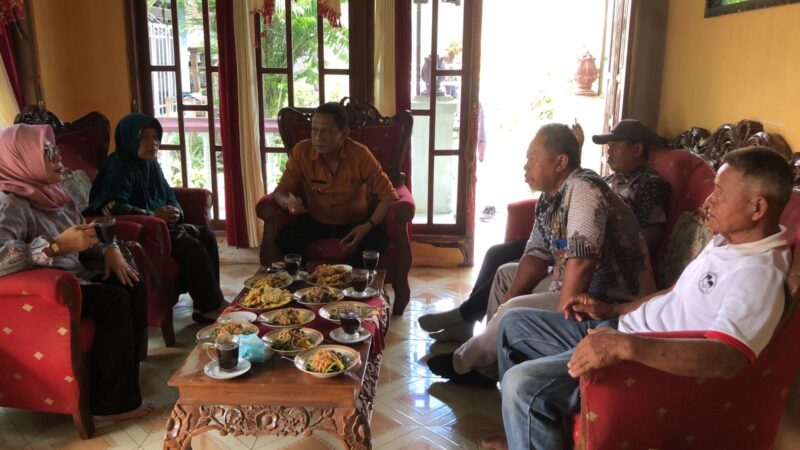 Poto petani dengan kelompok tani  di kantor Desa, Serta Hadir Hartono ketua gapoktan saat ditemui 