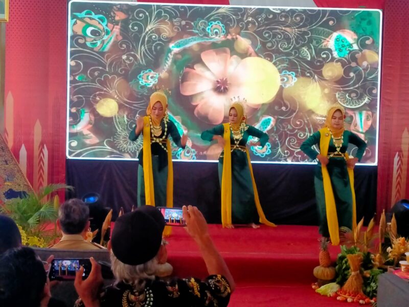 Foto : Petunjukan Seni Tari Gambyong Buka Musrenbangcam Gubug, Peserta Terpukau Sejak Awal Acara