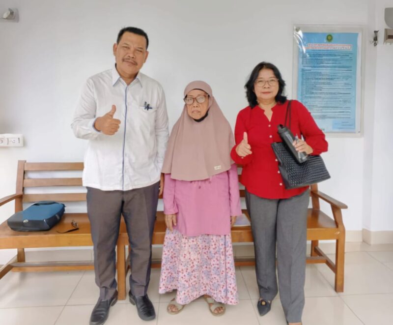 Foto keri, John L Sitorang SH., MH. Selaku kuasa hukum Nenek sutapriyatun dan kanan Paulina Chrysanti Situmeang, S.H.,M.H 