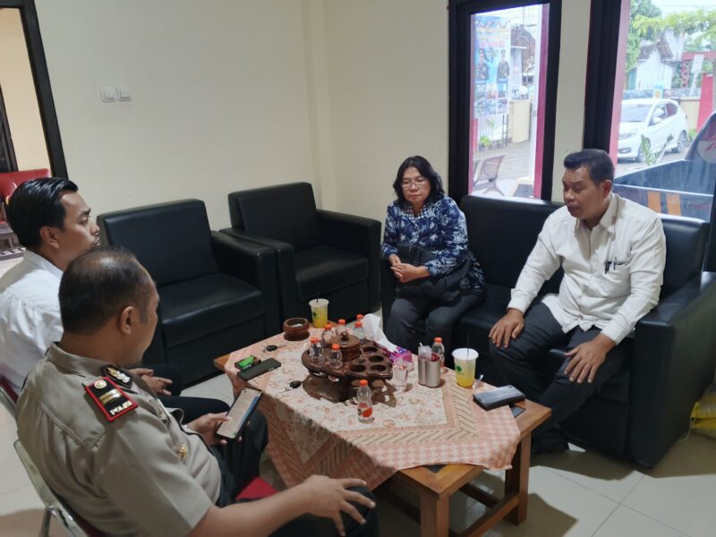 Foto : Ketika John L Sitomorang SH., MH. Menemui Kapolsek Jepon, Iptu Junaidi,