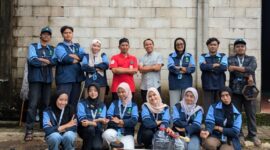 Foto : mahasiswa Kuliah Kerja Nyata (KKN) MIT 21 Kelompok 13 UIN Walisongo Semarang yang berhasil mengubah limbah plastik menjadi Bahan Bakar Minyak (BBM)