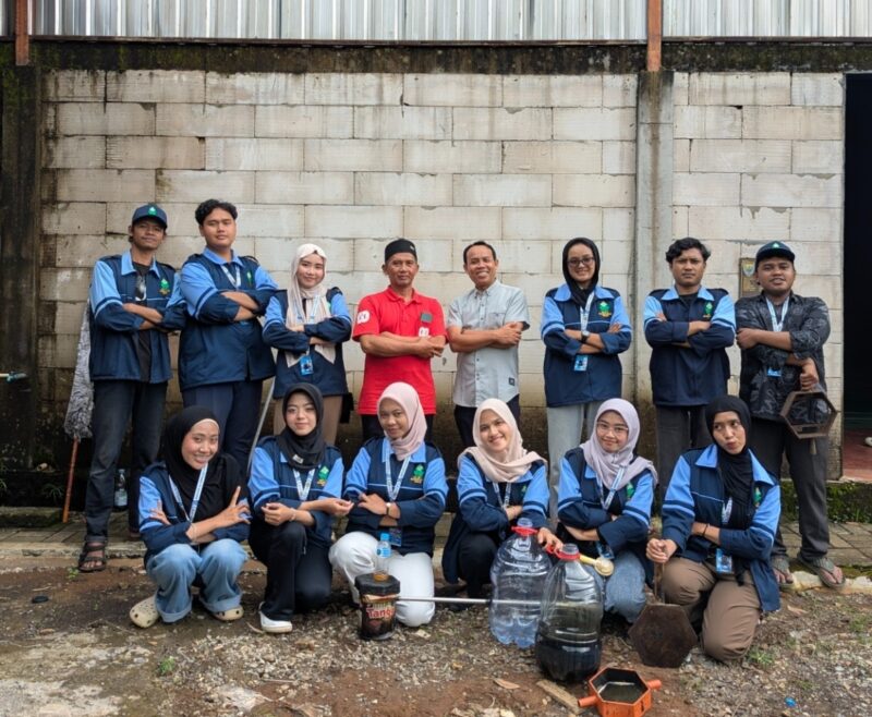 Foto : mahasiswa Kuliah Kerja Nyata (KKN) MIT 21 Kelompok 13 UIN Walisongo Semarang yang berhasil mengubah limbah plastik menjadi Bahan Bakar Minyak (BBM)