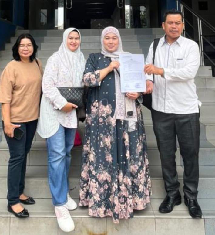 Ketika korban Seusai melaporkan ke Polda metro jaya Di Dampingi Kuasa hukum John L Sitomorang SH MH 