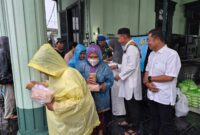Foto : Ketika Pembagian takjil oleh Denpom depan Markas denpkm IV/5 Semarang pada Rabu (11/3/2026). Menjelang waktu berbuka puasa, para anggota turun langsung ke jalan membagikan ratusan paket takjil gratis kepada masyarakat,