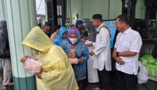 Foto : Ketika Pembagian takjil oleh Denpom depan Markas denpkm IV/5 Semarang pada Rabu (11/3/2026). Menjelang waktu berbuka puasa, para anggota turun langsung ke jalan membagikan ratusan paket takjil gratis kepada masyarakat,