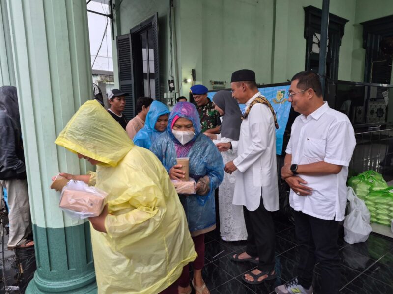 Foto : Ketika Pembagian takjil oleh Denpom depan Markas denpkm IV/5 Semarang pada Rabu (11/3/2026). Menjelang waktu berbuka puasa, para anggota turun langsung ke jalan membagikan ratusan paket takjil gratis kepada masyarakat,