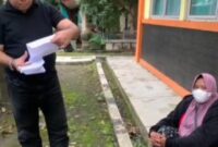 Foto : sebelah kiri Kepala Bidang Pengelolaan Sampah DLH Kota Semarang, Anggie, membongkar bahwa aksi keji Yang Dilakukan Wanita Berjilbab Sebelah kanan Duduk Setelah Tertangkap basah 