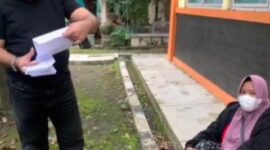 Foto : sebelah kiri Kepala Bidang Pengelolaan Sampah DLH Kota Semarang, Anggie, membongkar bahwa aksi keji Yang Dilakukan Wanita Berjilbab Sebelah kanan Duduk Setelah Tertangkap basah 