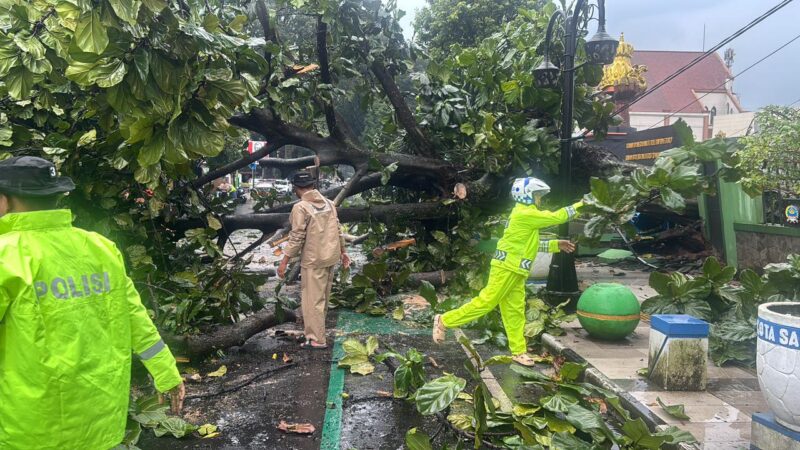 Foto :Polres Salatiga dan BPBD Kolaborasi Cepat Buka Akses Jalan Diponegoro 