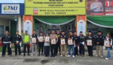 Foto : Polsek Tingkir dan Perguruan Pencak Silat Persaudaraan Setia Hati Teratai (PSHT) Cabang Salatiga Pusat Madiun, sebagai bentuk nyata kepedulian di bulan suci Ramadan. Dipimpin langsung oleh Kapolsek Tingkir Kompol Daryono, S.E, kegiatan ini juga dihadiri sejumlah pejabat kepolisian serta tokoh masyarakat dan pengurus PSHT.