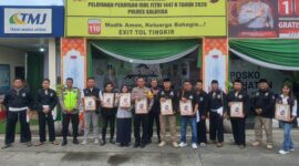 Foto : Polsek Tingkir dan Perguruan Pencak Silat Persaudaraan Setia Hati Teratai (PSHT) Cabang Salatiga Pusat Madiun, sebagai bentuk nyata kepedulian di bulan suci Ramadan. Dipimpin langsung oleh Kapolsek Tingkir Kompol Daryono, S.E, kegiatan ini juga dihadiri sejumlah pejabat kepolisian serta tokoh masyarakat dan pengurus PSHT.