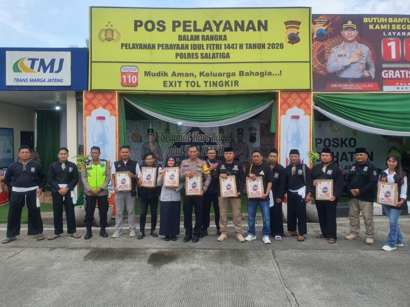 Foto : Polsek Tingkir dan Perguruan Pencak Silat Persaudaraan Setia Hati Teratai (PSHT) Cabang Salatiga Pusat Madiun, sebagai bentuk nyata kepedulian di bulan suci Ramadan. Dipimpin langsung oleh Kapolsek Tingkir Kompol Daryono, S.E, kegiatan ini juga dihadiri sejumlah pejabat kepolisian serta tokoh masyarakat dan pengurus PSHT.