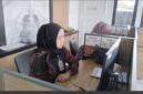 Foto : Bripka Candra Nurmalita duduk siaga. Sebagai operator senior layanan 110,