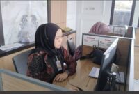 Foto : Bripka Candra Nurmalita duduk siaga. Sebagai operator senior layanan 110,