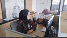 Foto : Bripka Candra Nurmalita duduk siaga. Sebagai operator senior layanan 110,