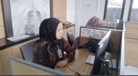 Foto : Bripka Candra Nurmalita duduk siaga. Sebagai operator senior layanan 110,