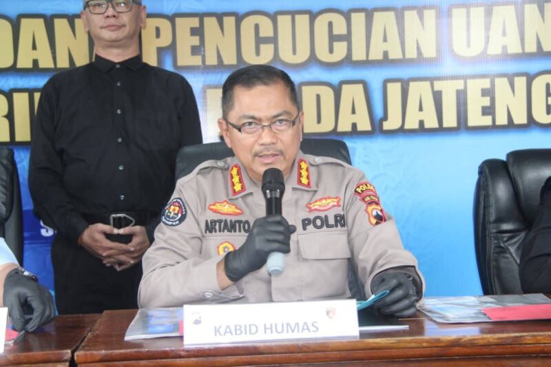 Foto : Kabid Humas Kombes Pol. Artanto bersama Direktur Reskrimsus Kombes Pol. Djoko Julianto.