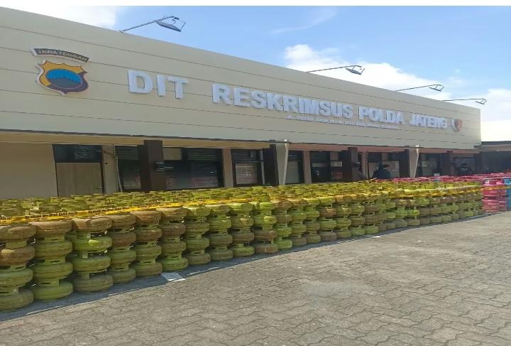Foto : tumpukan GAS LPG 3Kg Subsidi yang Disalah Gunakan Mafia migas. Yang Merugikan negara dan masarakat 