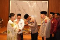 Foto :Brigjen Pol. M. Syahduddi selaku Kapolrestabes Semarang lama dan Kombes Pol. Heri Wahyudi selaku Kapolrestabes Semarang yang baru.