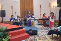 Foto : Penampilan Anak SD yang megemparkan Pangung di acara Seminar di Solo